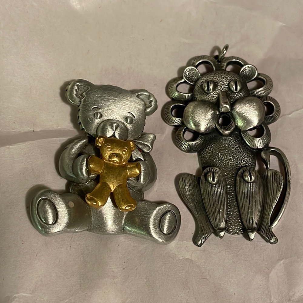 Janette jewelry vintage Pendant Lion and bear pin with baby-pewter like
